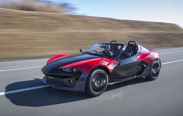 Основателите на Zenos са работили в Lotus и Caterham, така че определено са знаели нещо за създаването на лек спортен автомобил, фокусиран върху пистата. В онзи момент това е почти формула от учебник, поне според британските стандарти за пистови "ракети". E10 е атрактивен двуместен автомобил с отворен покрив, който по същество няма никакви удобства. Под капака крие или 2,0-литровият EcoBoost турбо мотор на Ford от Focus ST, или 2,3-литровият турбо EcoBoost от Focus RS и Mustang.

Максималната мощност беше 350 коня, което е лудост за толкова малка и лека кола. Очевидно всичко те отиват към задните колела чрез шестстепенна механична скоростна кутия. Има само едно място, където бихте искали да карате Zenos E10 и това ще бъде състезателната писта. 
